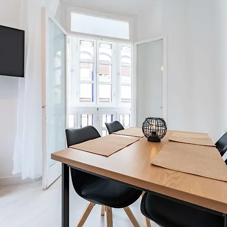 Acogedor Con Parking Gratuito En El Centro De La Ciudad, Calle San Juan * Málaga